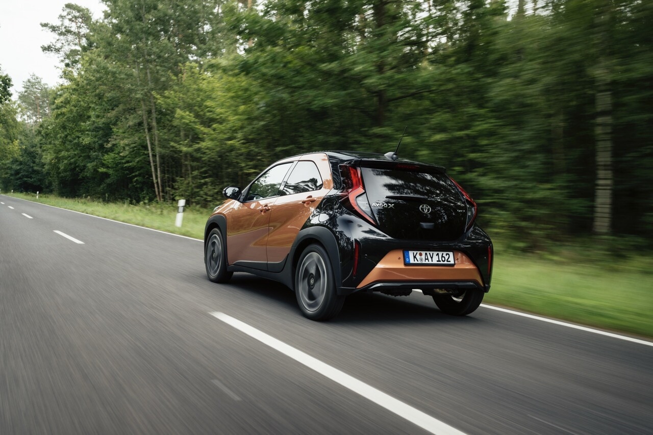 Toyota Aygo X, la full hybrid su strada