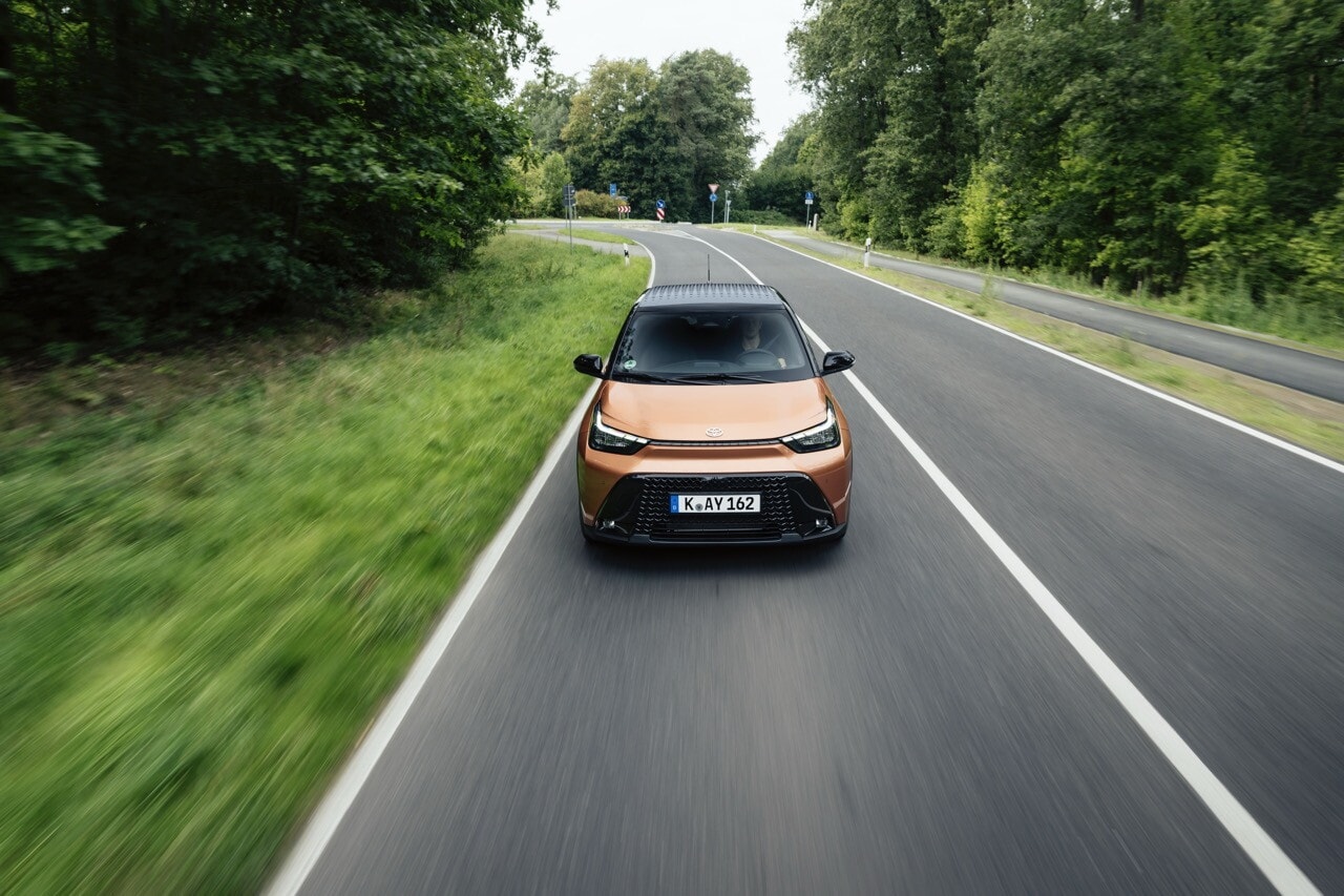 Toyota Aygo X, la full hybrid su strada
