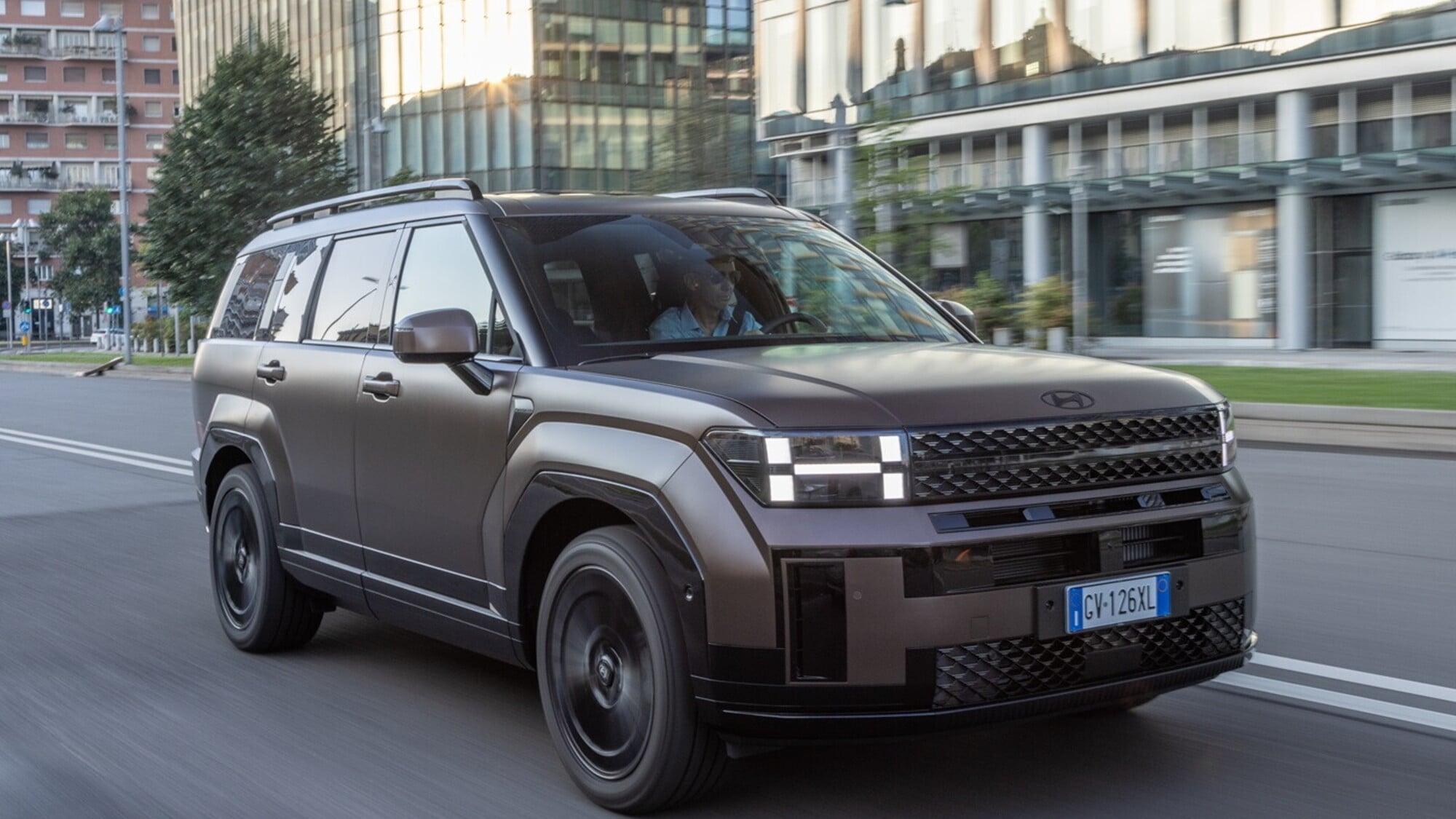 Hyundai Santa Fe 2026, più potenza e nuovo Calligraphy Pack