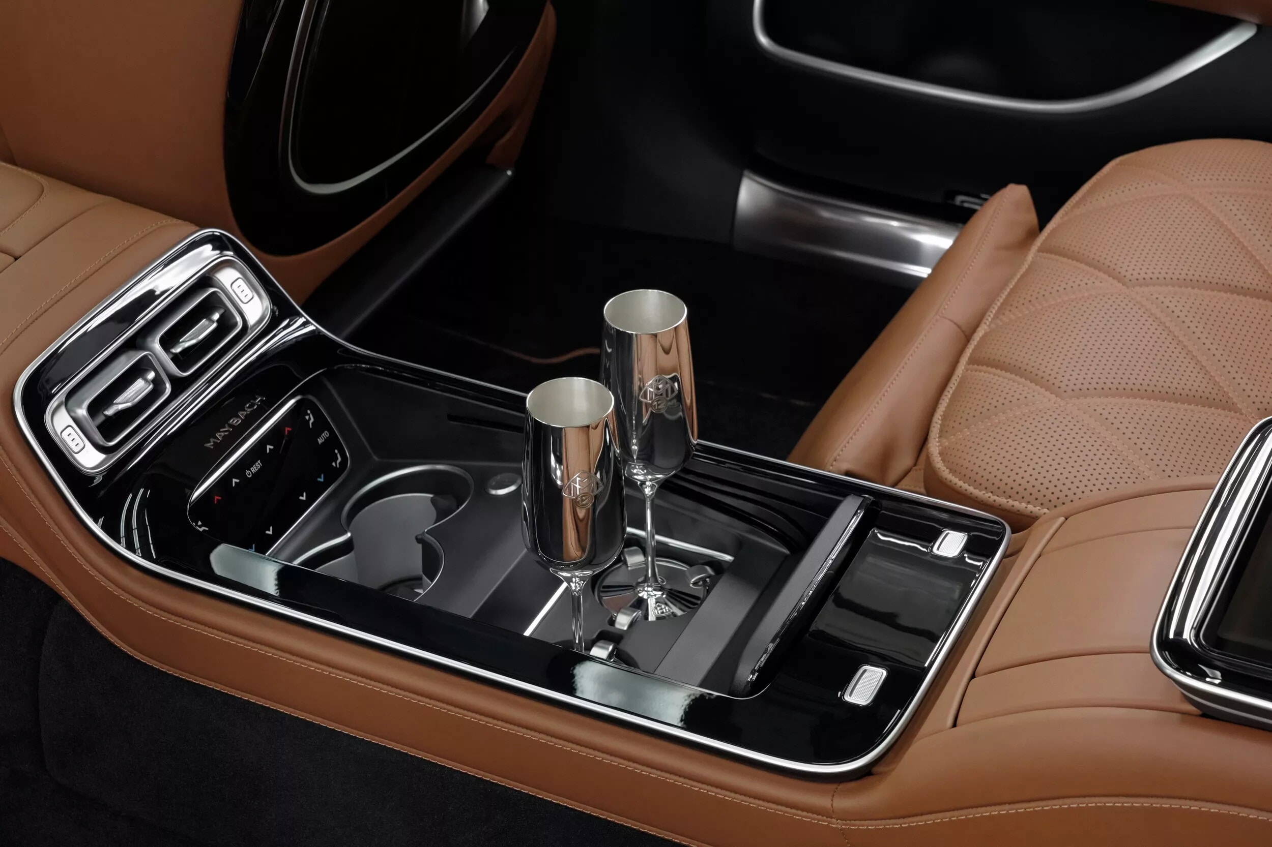 Le foto dell'esclusiva Mercedes-Maybach V12  