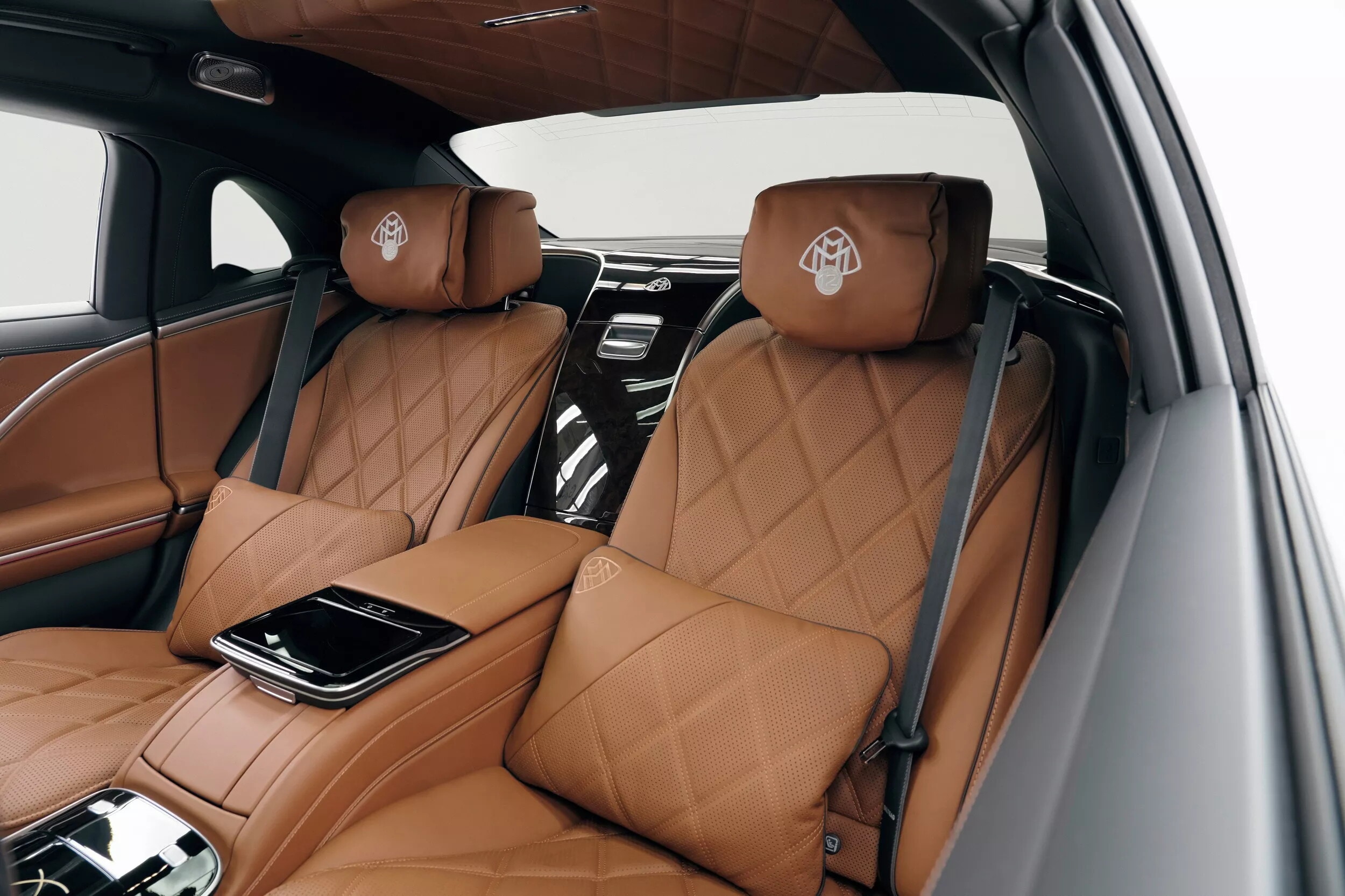 Le foto dell'esclusiva Mercedes-Maybach V12  