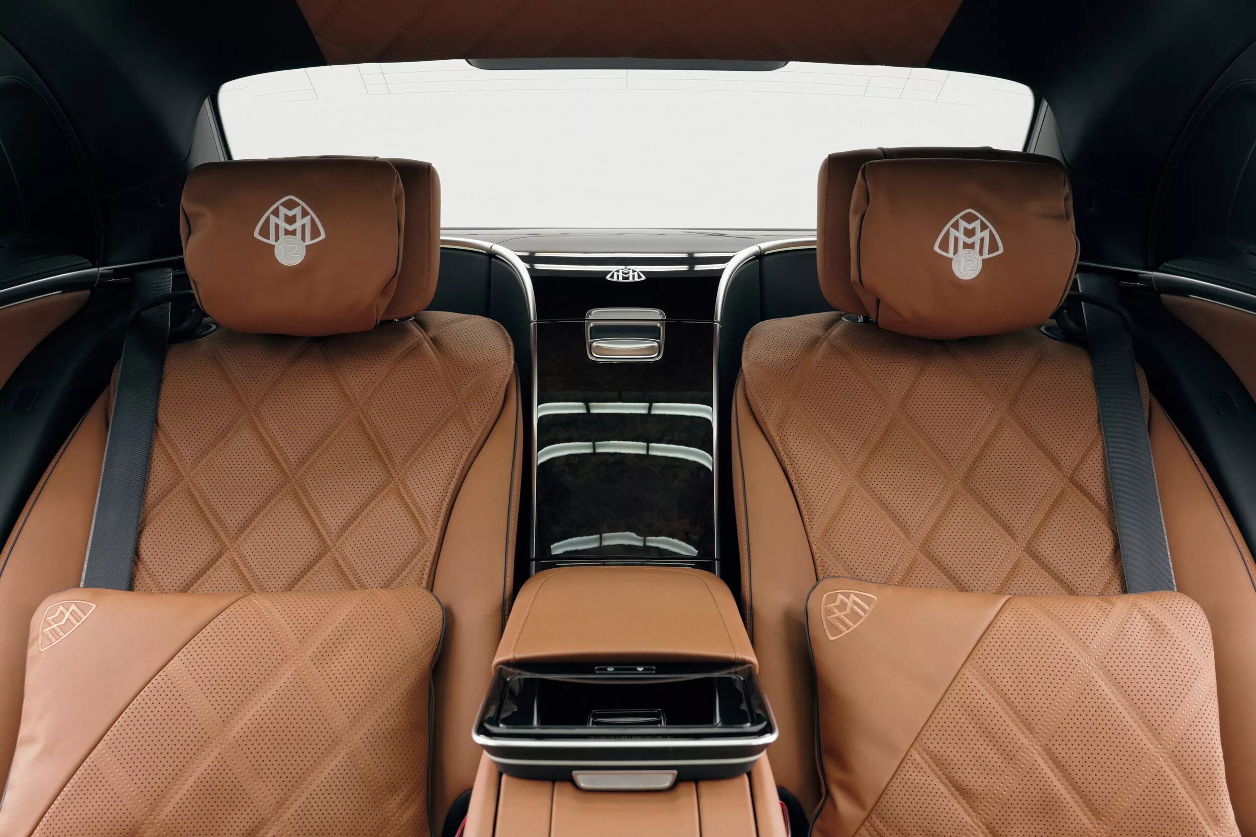 Le foto dell'esclusiva Mercedes-Maybach V12  