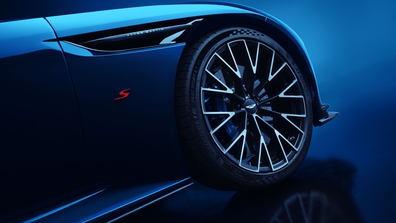 Aston Martin DB12 S