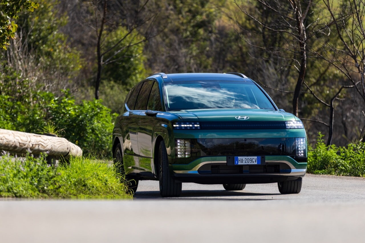 Hyundai Ioniq 9, l'ammiraglia elettrica su strada