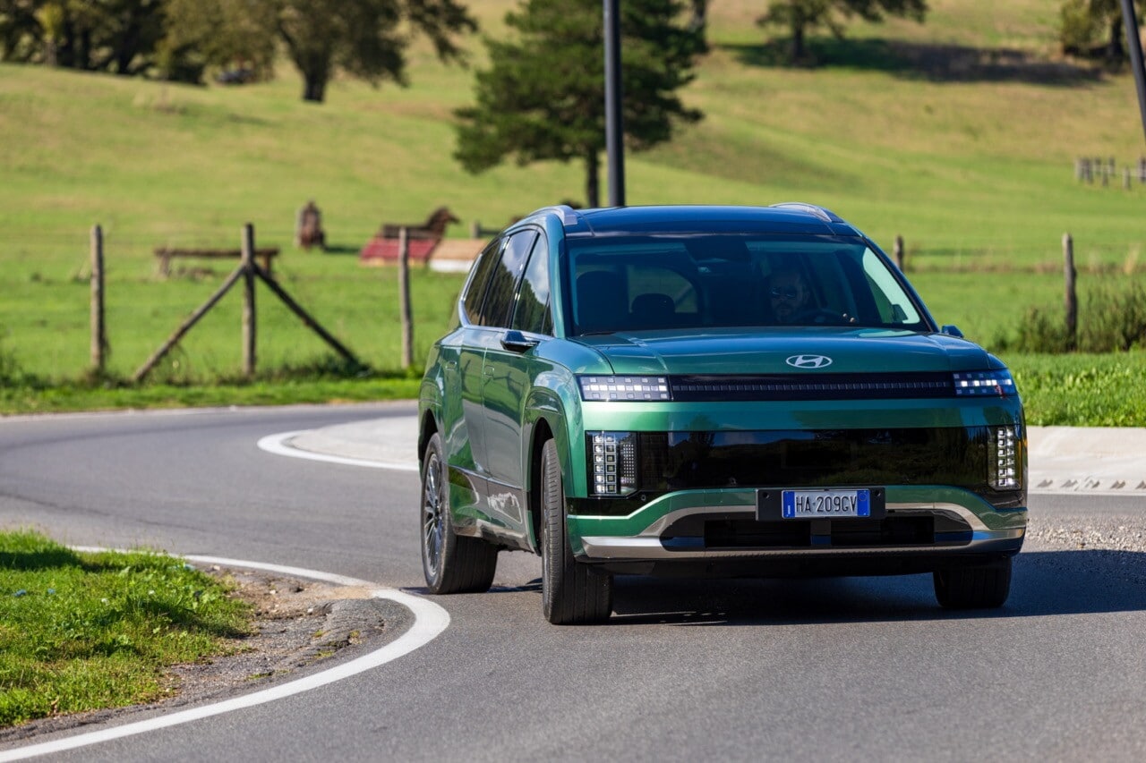 Hyundai Ioniq 9, l'ammiraglia elettrica su strada