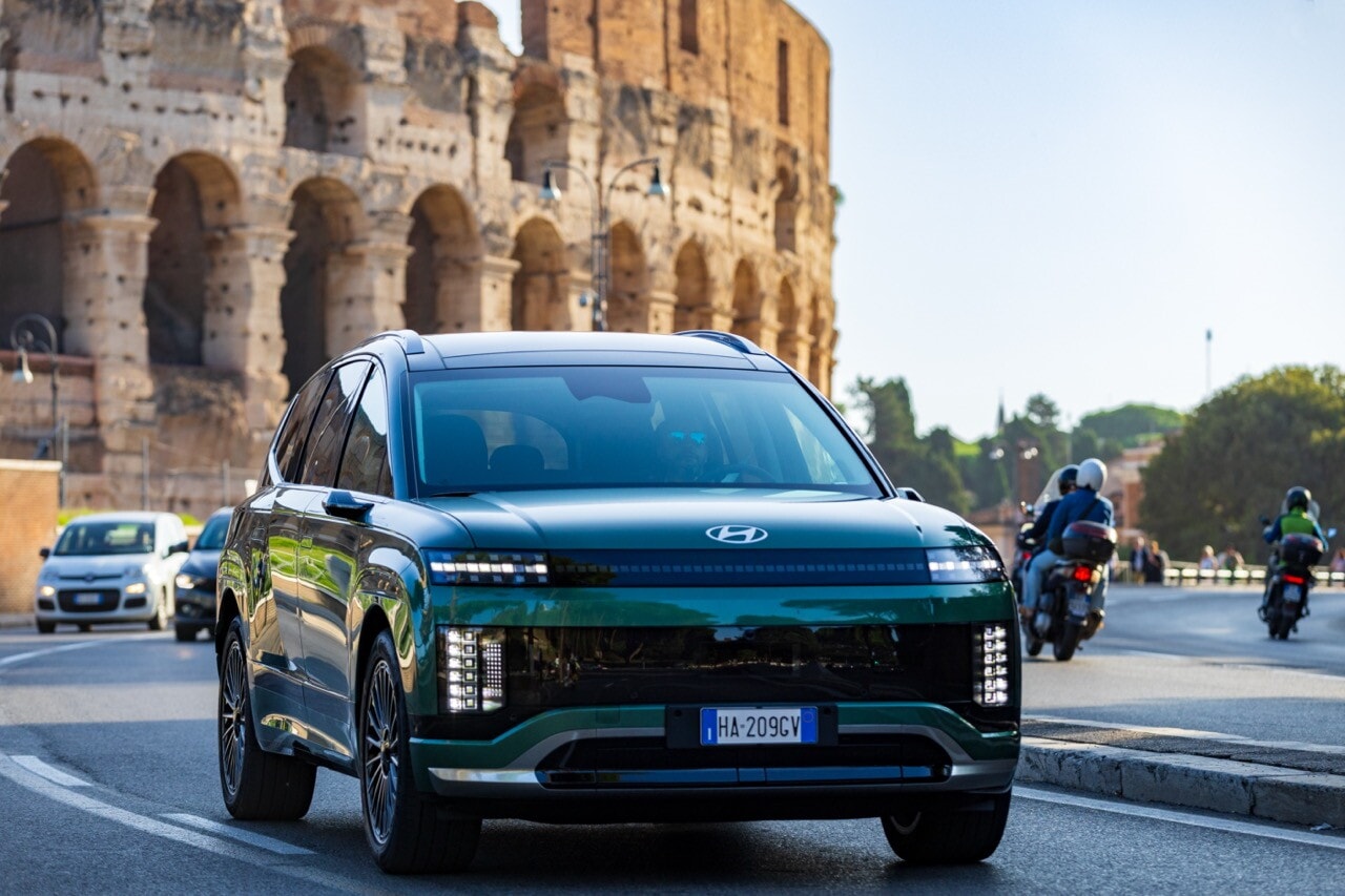 Hyundai Ioniq 9, l'ammiraglia elettrica su strada
