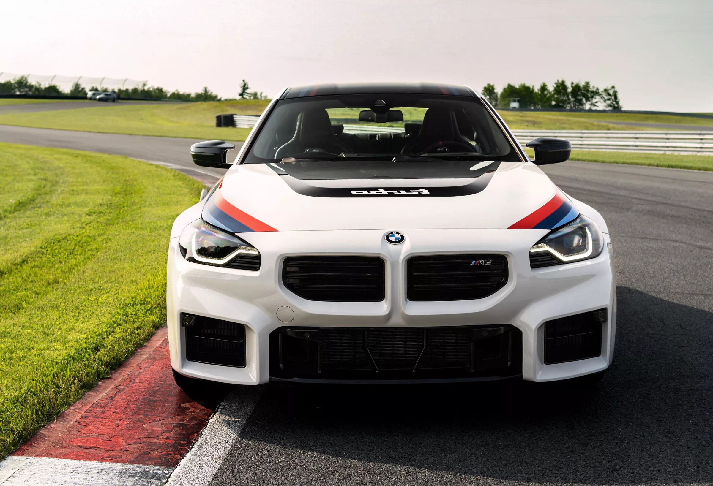 BMW M2 Turbo Design Edition 2026, tributo alla storica 2002 Turbo