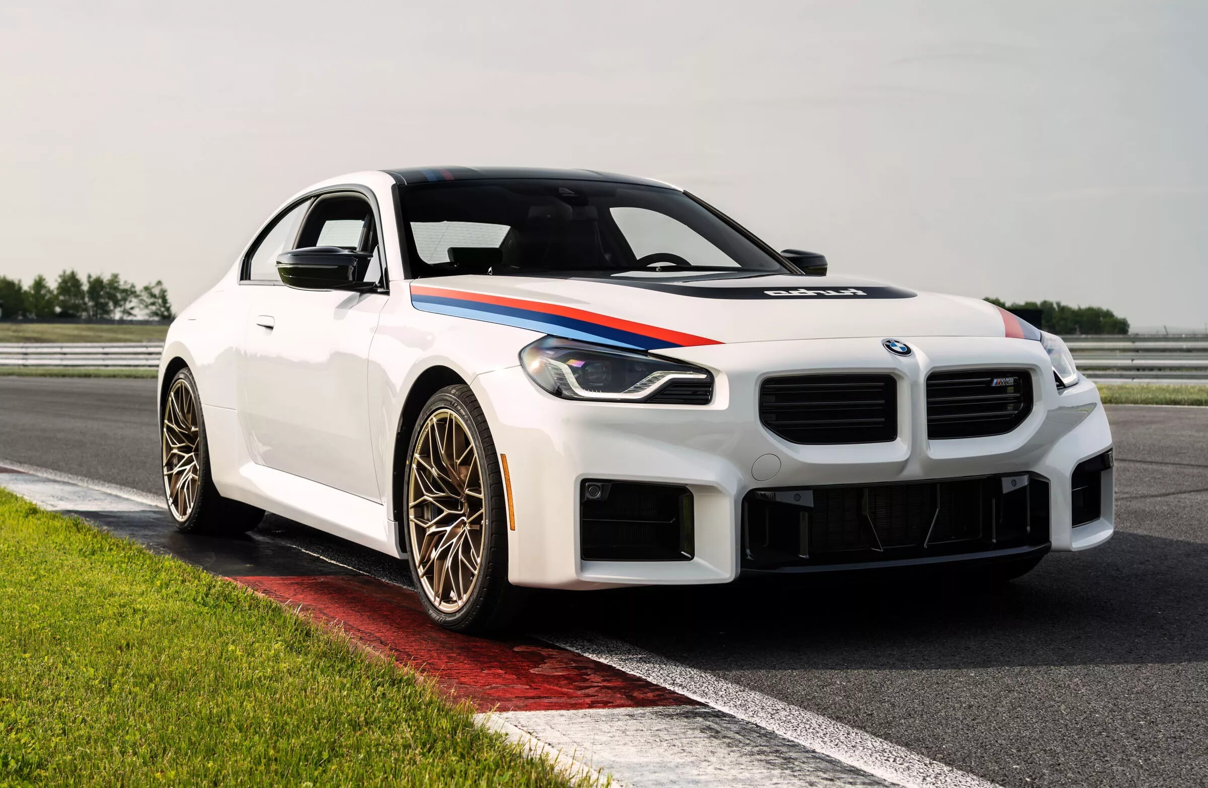 BMW M2 Turbo Design Edition 2026, tributo alla storica 2002 Turbo