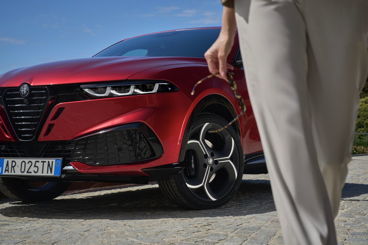 Alfa Romeo Tonale restyling cambia faccia