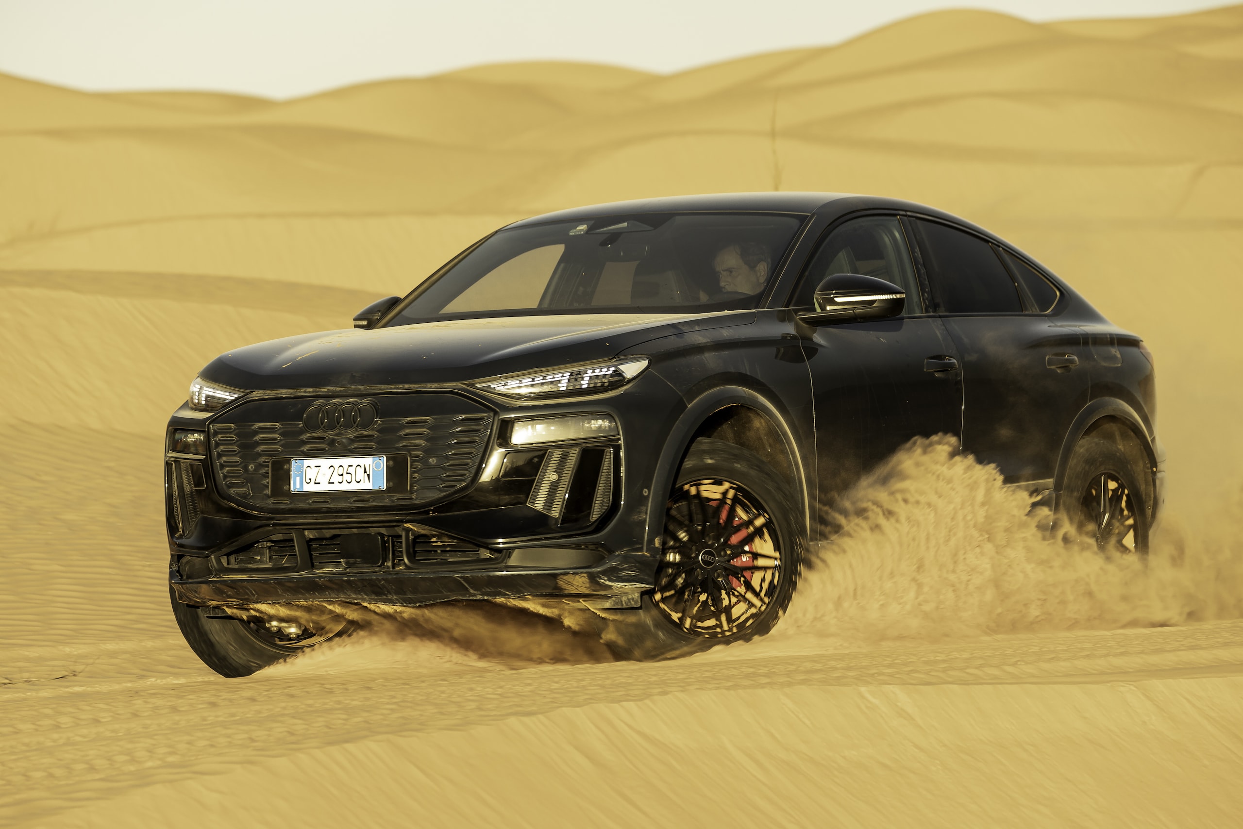 Audi SQ6, sfida al deserto 