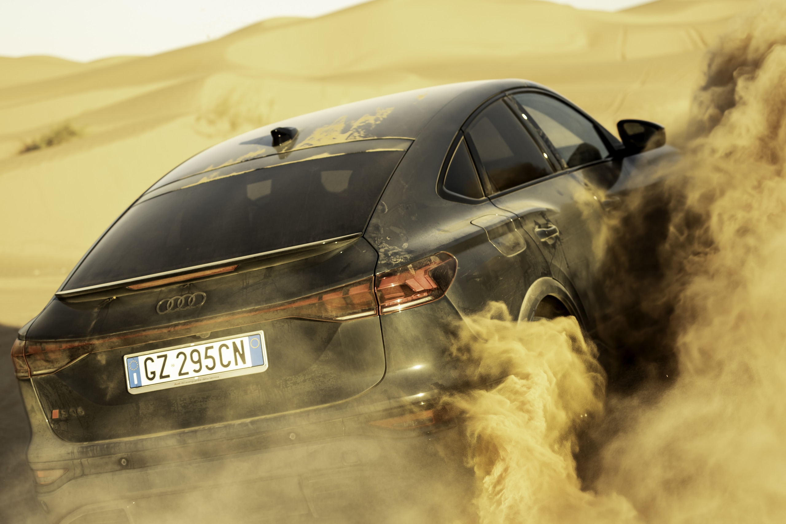 Audi SQ6, sfida al deserto 