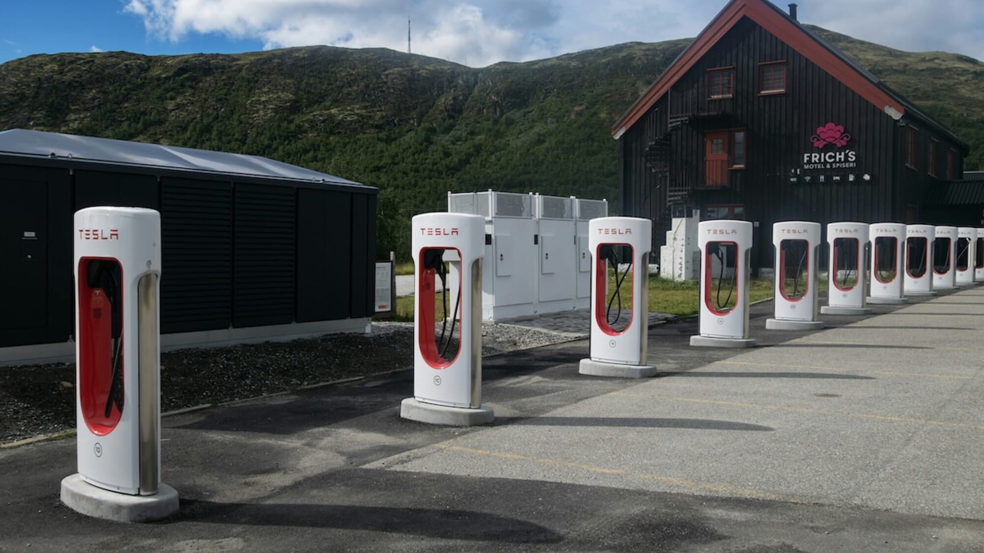 Prezzi ricarica auto elettriche: a settembre 2025 tariffe stabili ma ancora troppo alte