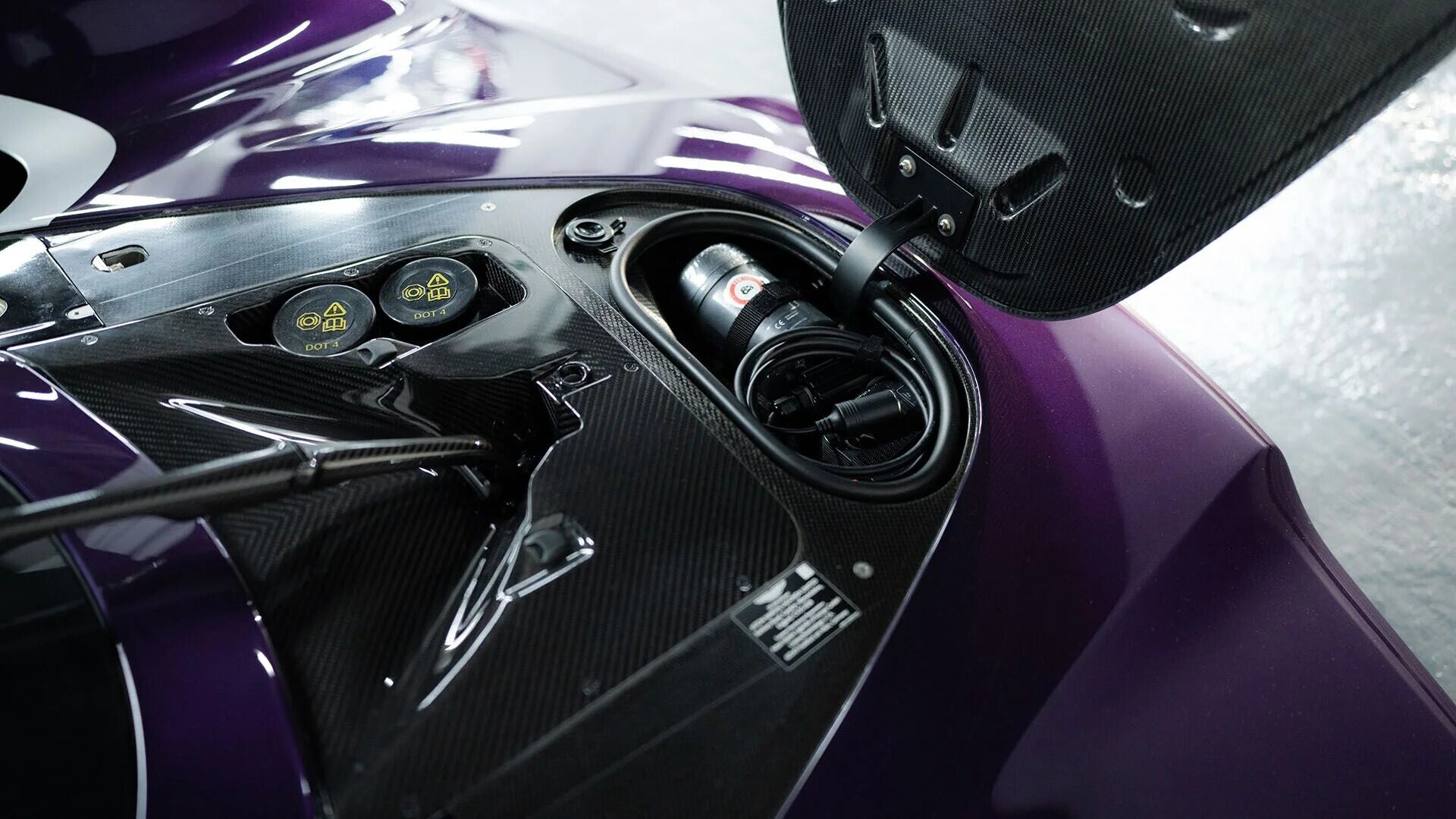 La Aston Martin Valkyrie Spider numero 39 è in vendita