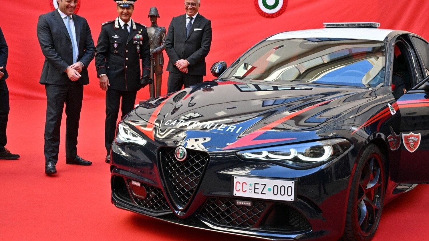Maserati McPura e Alfa Romeo Giulia Quadrifoglio livrea Carabinieri