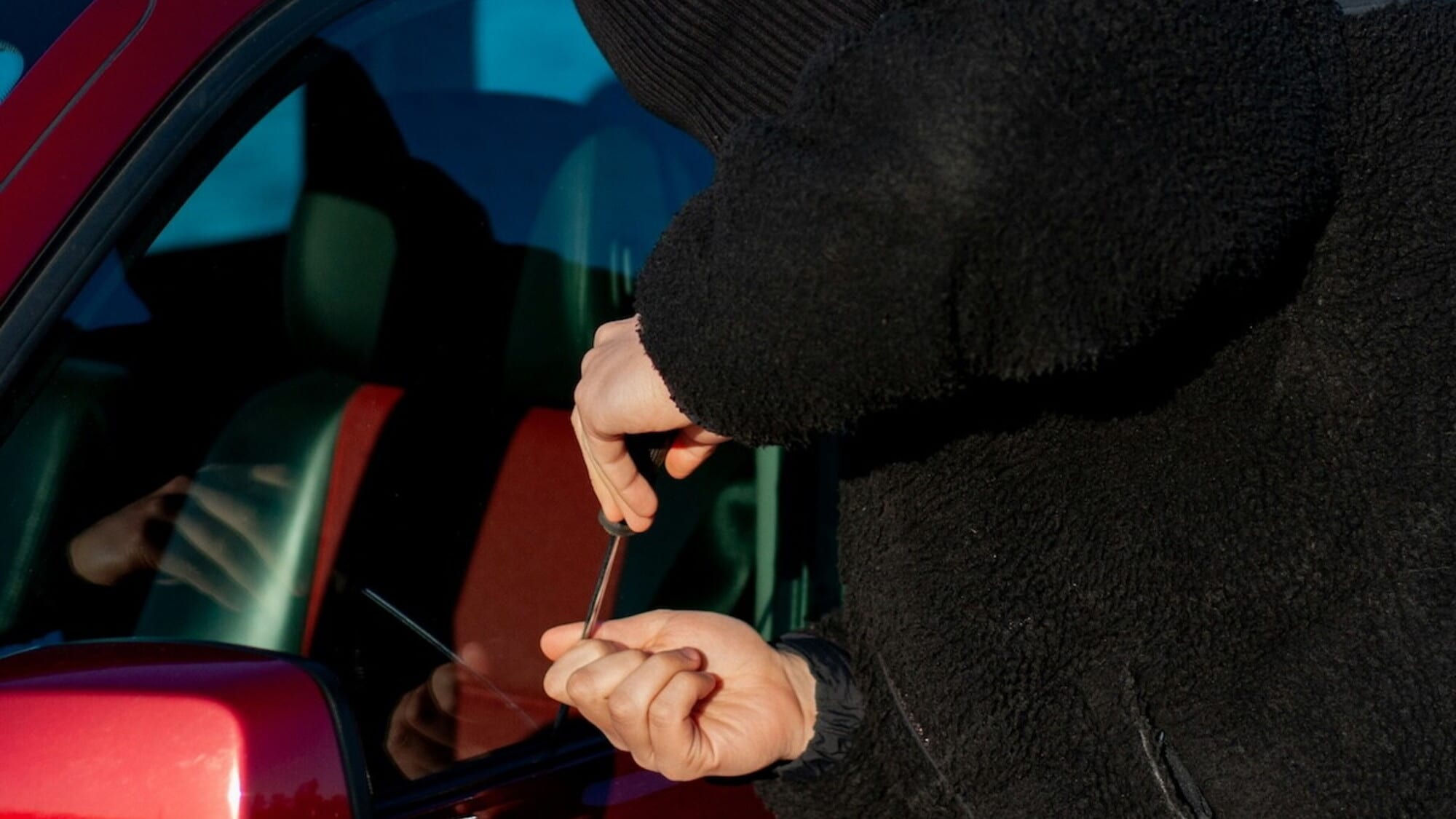 Come difenderti dai ladri: l’accessorio che non può mai mancare in auto