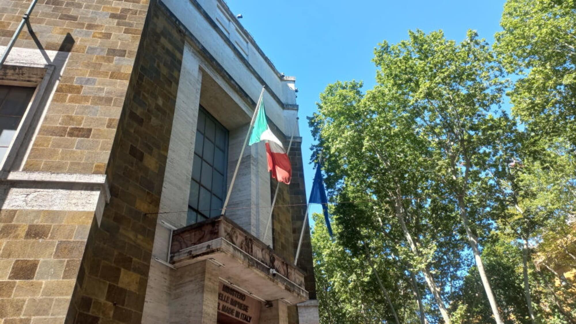 Tavolo Automotive, Stellantis conferma gli impegni e Urso annuncia il 2026 come anno della svolta