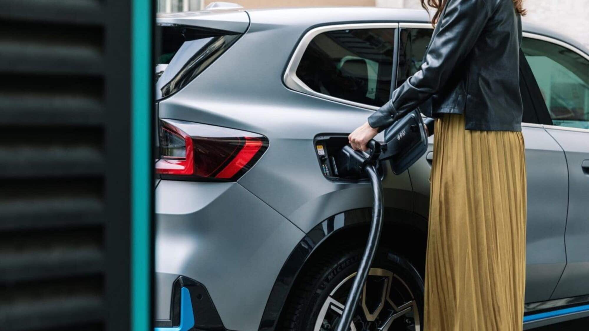 Pieno auto elettriche: quanto costa rispetto alle termiche? I dati sono eloquenti