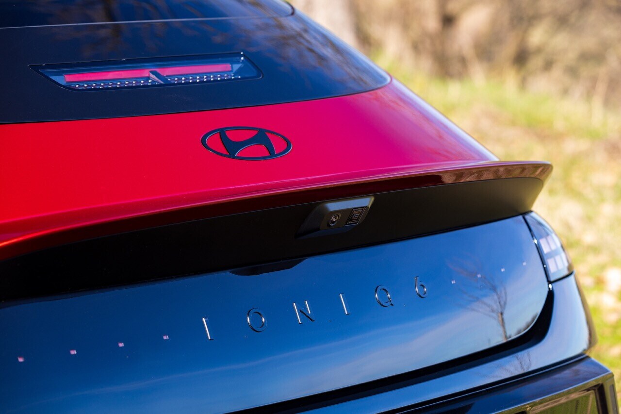 Hyundai Ioniq 6 N Line, la grande berlina si affina