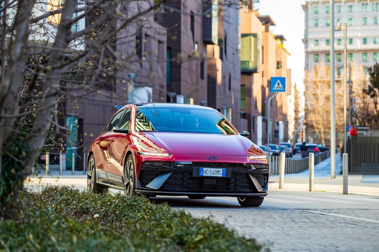 Hyundai Ioniq 6 N Line, la grande berlina si affina
