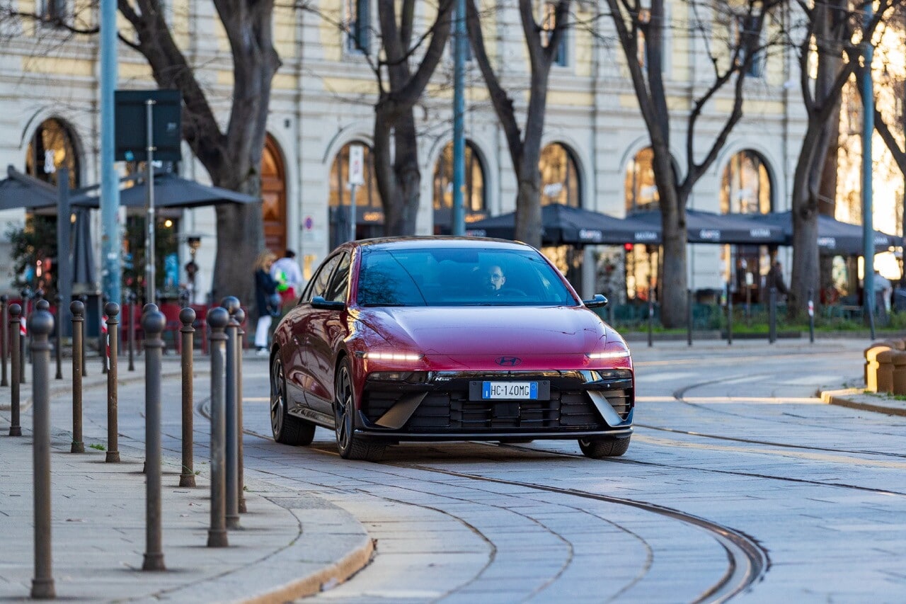 Hyundai Ioniq 6 N Line, la grande berlina si affina