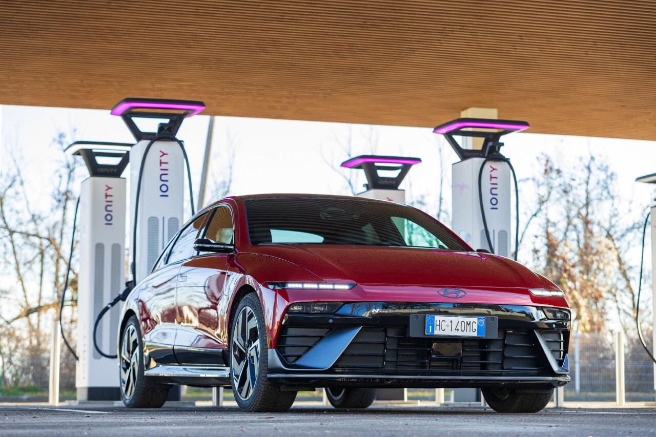 Hyundai Ioniq 6 N Line, la grande berlina si affina