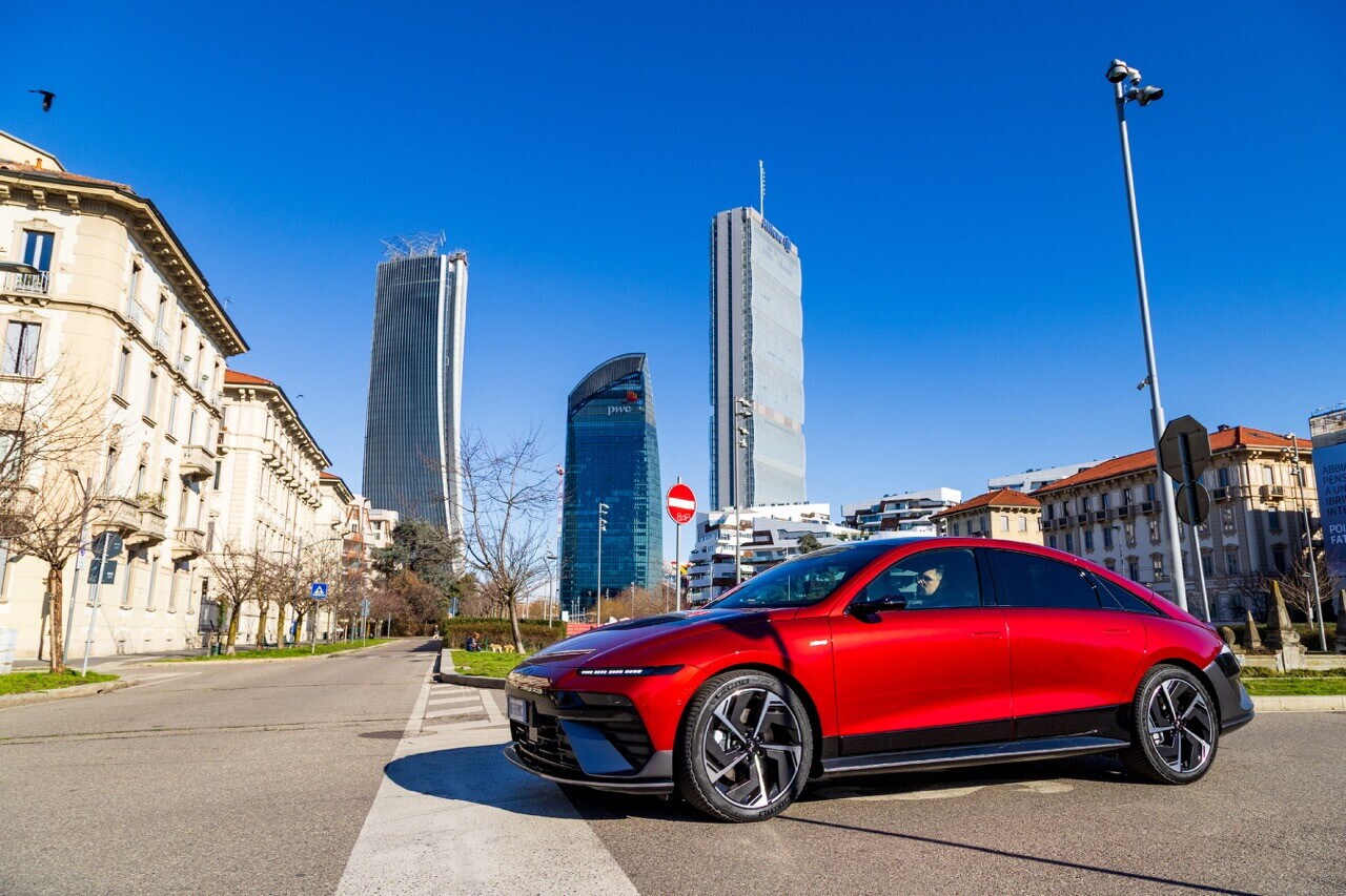 Hyundai Ioniq 6 N Line, la grande berlina si affina