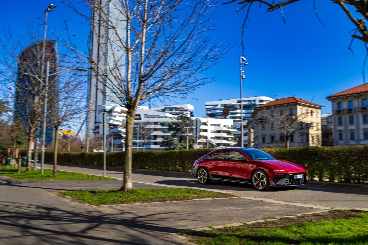Hyundai Ioniq 6 N Line, la grande berlina si affina
