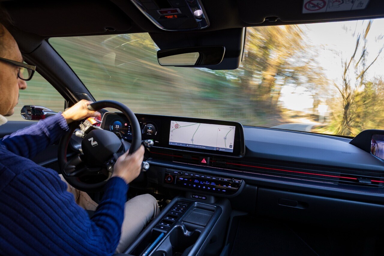 Hyundai Ioniq 6 N Line, la grande berlina si affina