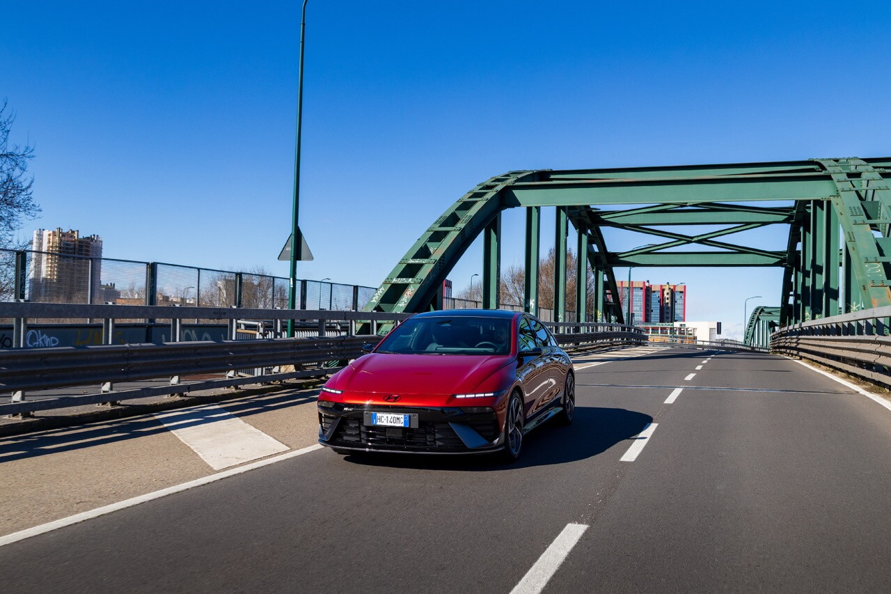 Hyundai Ioniq 6 N Line, la grande berlina si affina