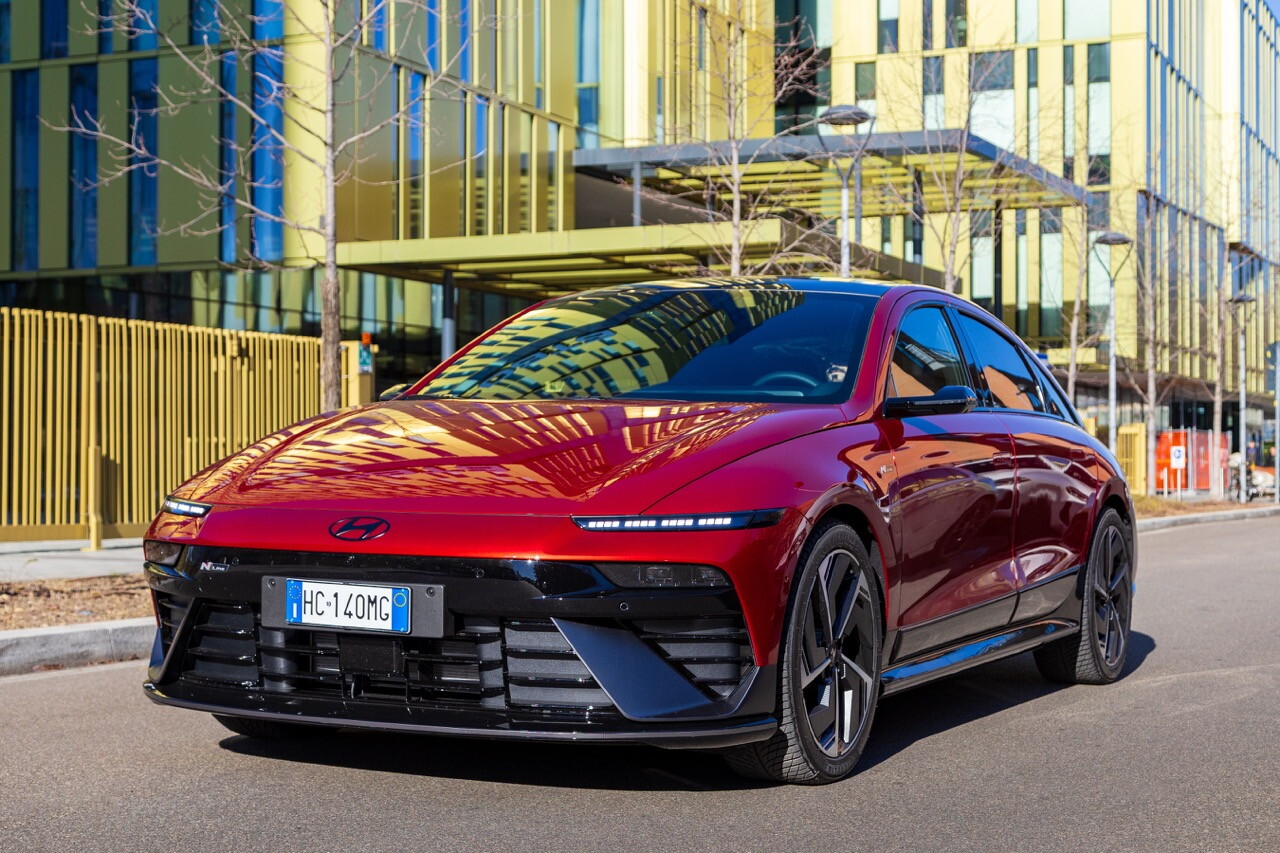 Hyundai Ioniq 6 N Line, la grande berlina si affina