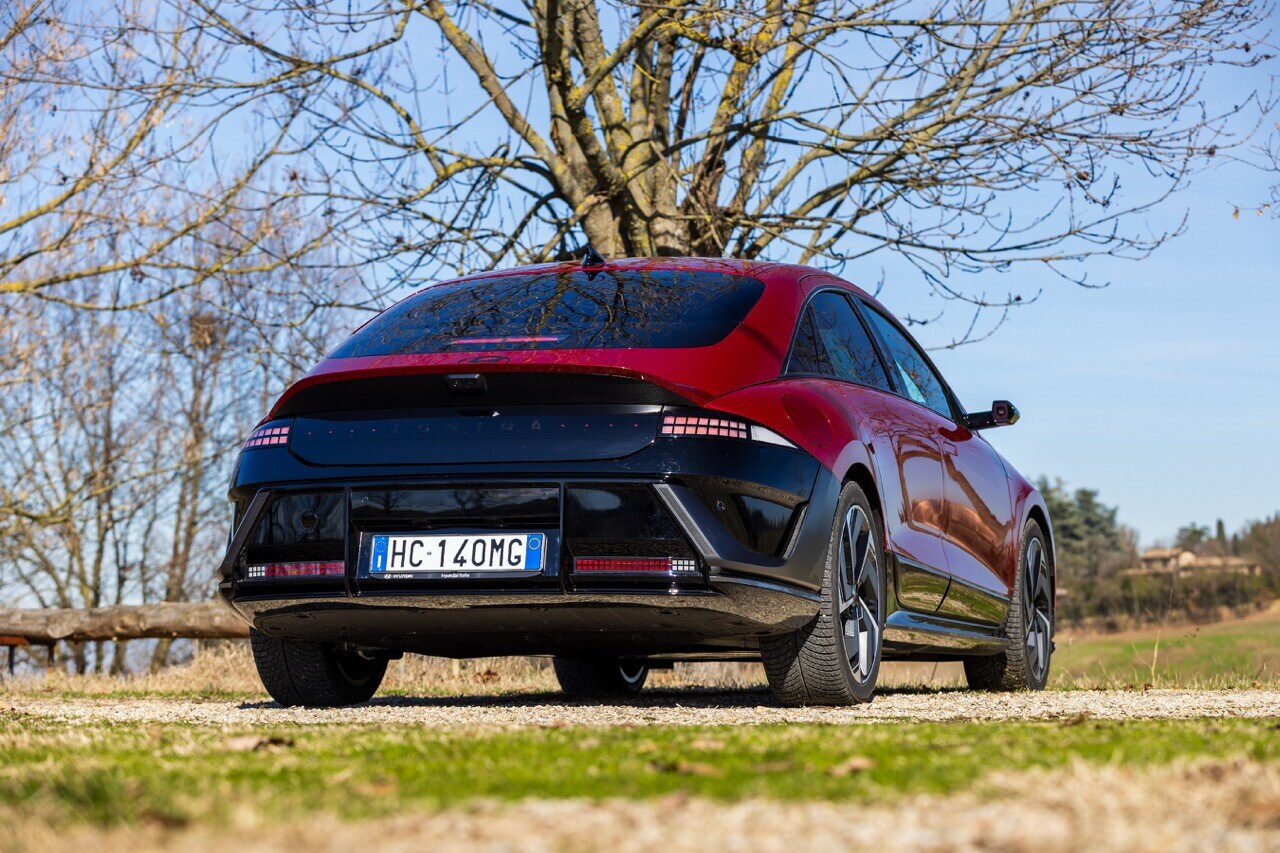 Hyundai Ioniq 6 N Line, la grande berlina si affina