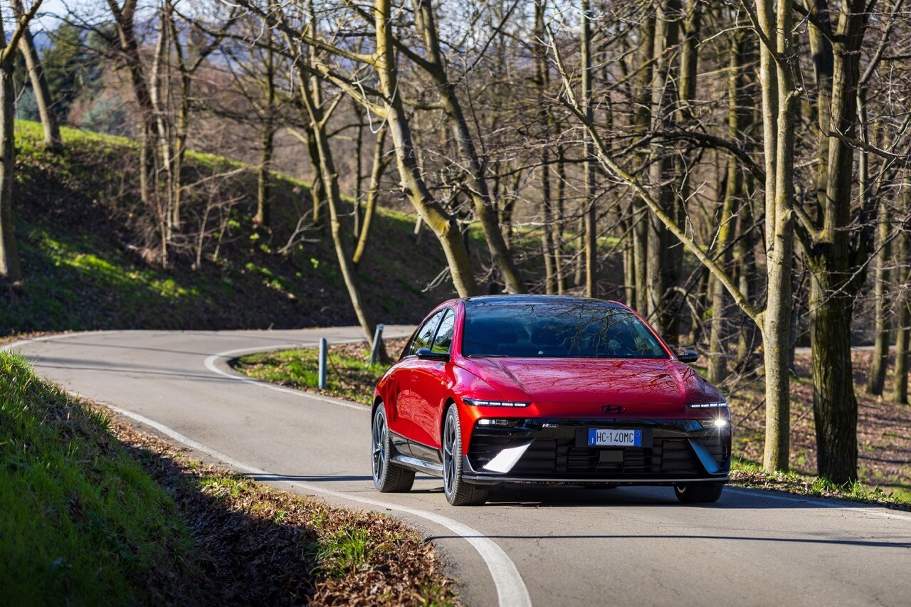 Hyundai Ioniq 6 N Line, la grande berlina si affina