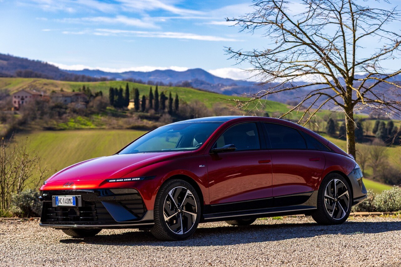 Hyundai Ioniq 6 N Line, la grande berlina si affina
