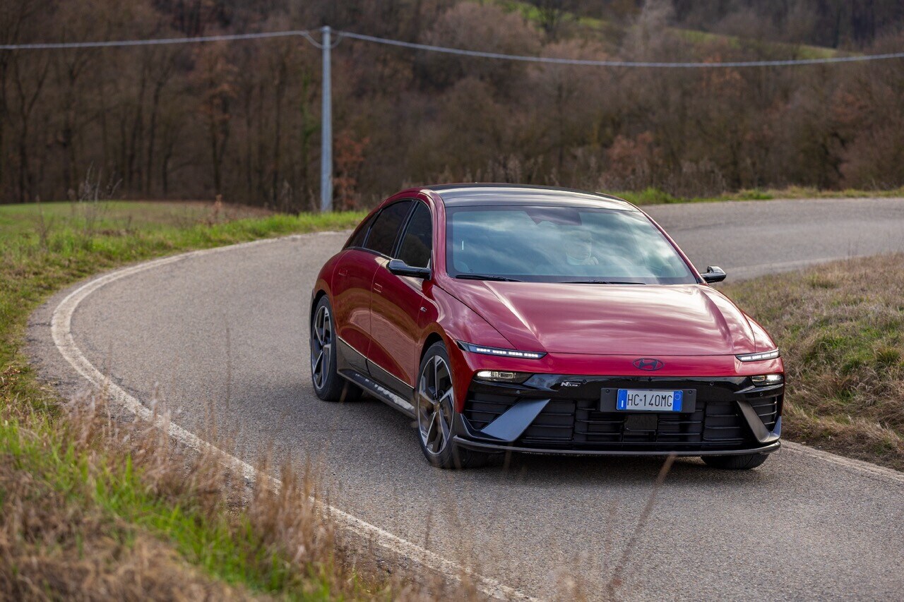 Hyundai Ioniq 6 N Line, la grande berlina si affina