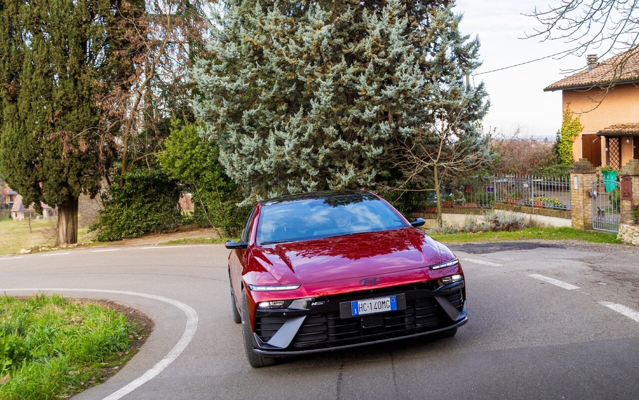 Hyundai Ioniq 6 N Line, la grande berlina si affina