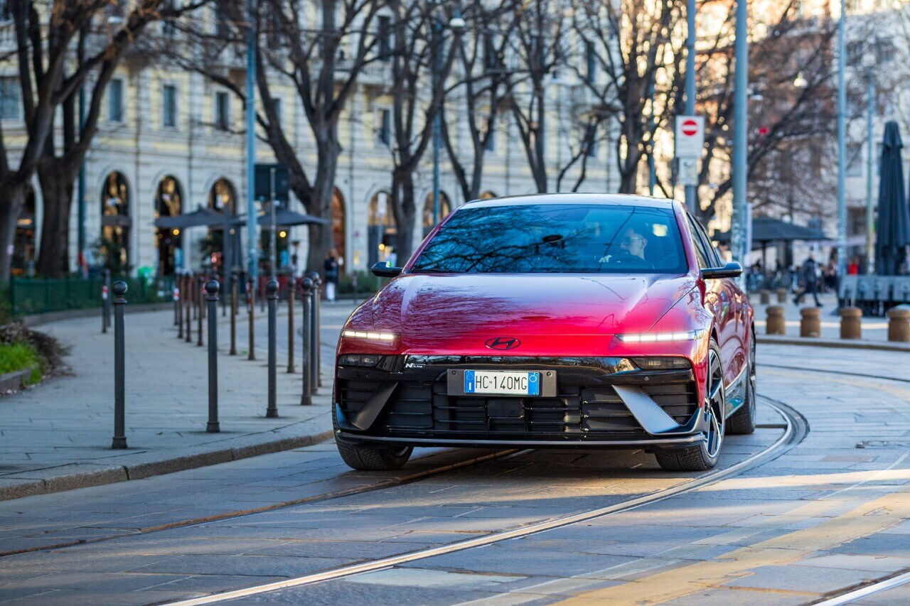 Hyundai Ioniq 6 N Line, la grande berlina si affina