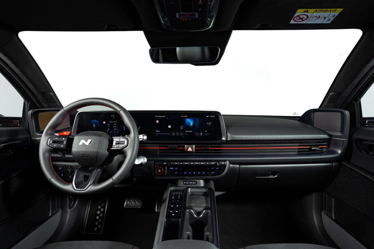 Hyundai Ioniq 6 N Line, la grande berlina si affina
