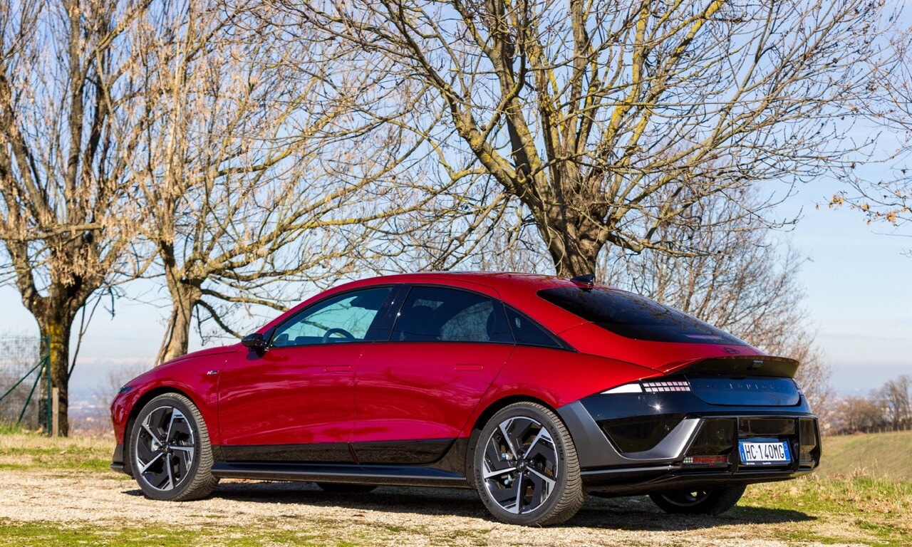 Hyundai Ioniq 6 N Line, la grande berlina si affina