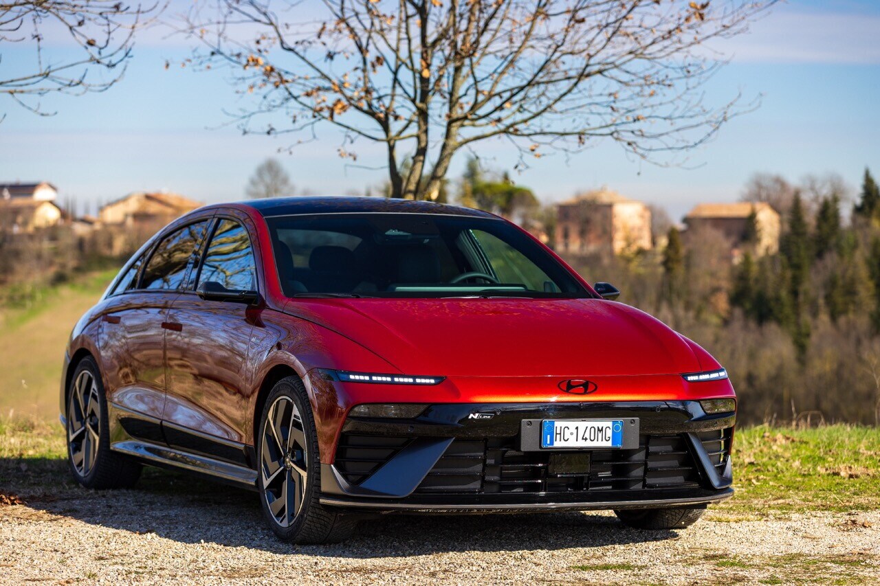 Hyundai Ioniq 6 N Line, la grande berlina si affina