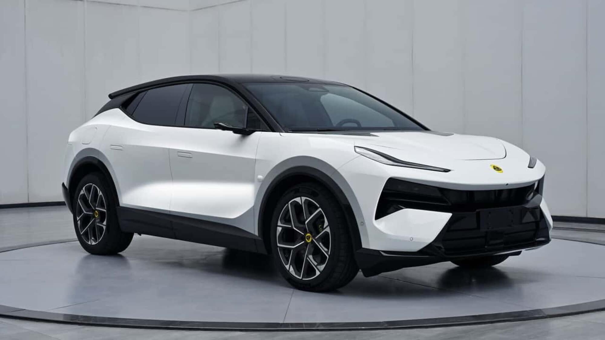 Lotus come Lamborghini: l'elettrico può aspettare ancora