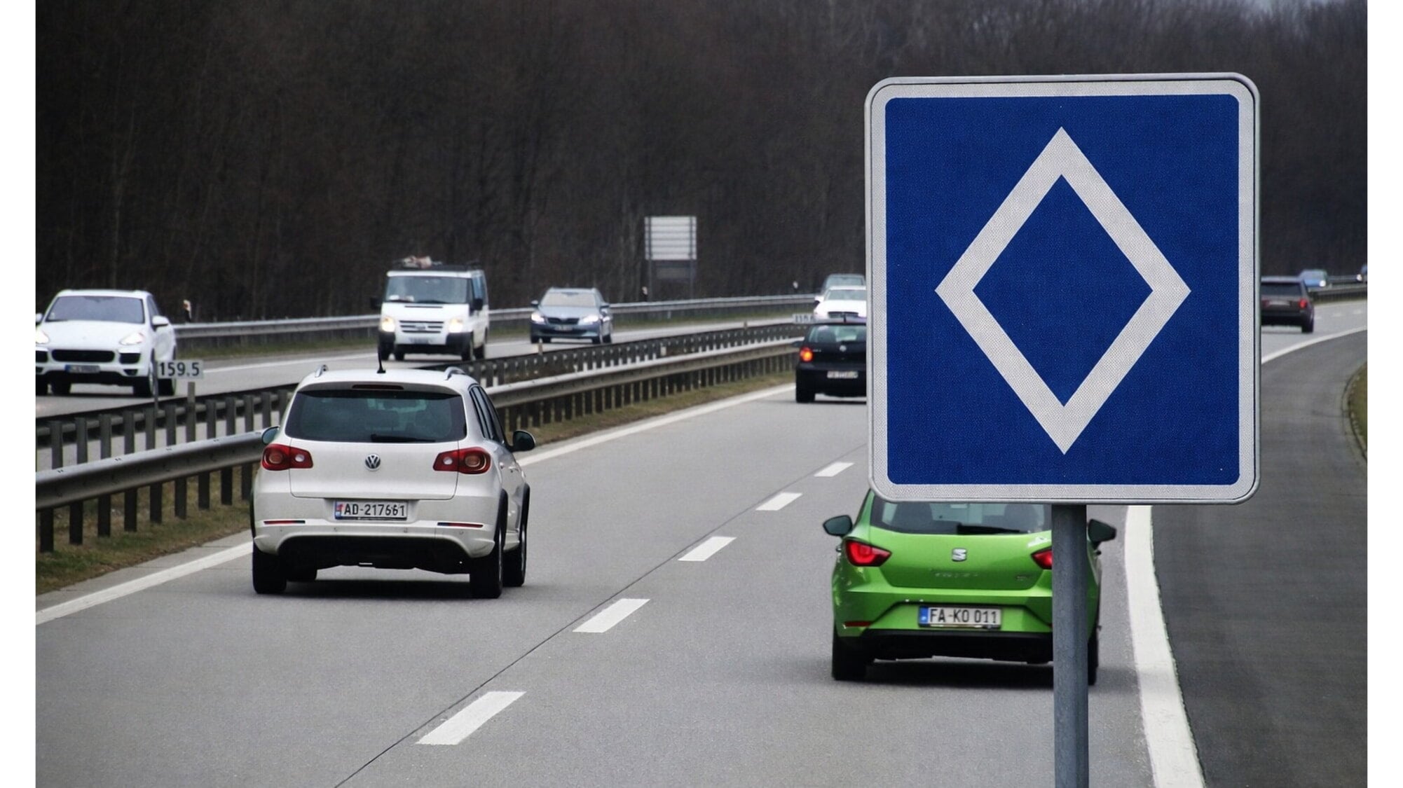 Attenzione al cartello con il rombo bianco: cosa significa e chi rischia la multa