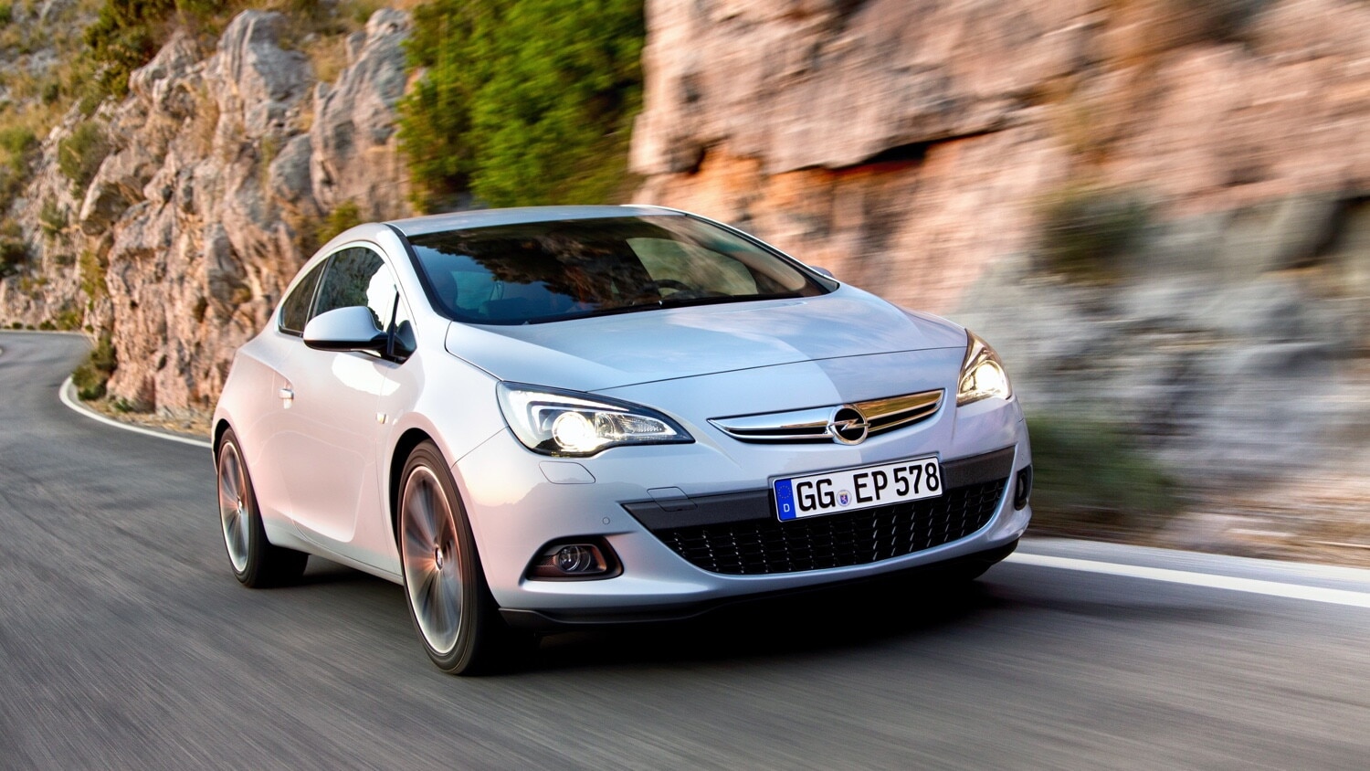 Opel Astra si rinnova: una storia lunga 35 anni che prosegue