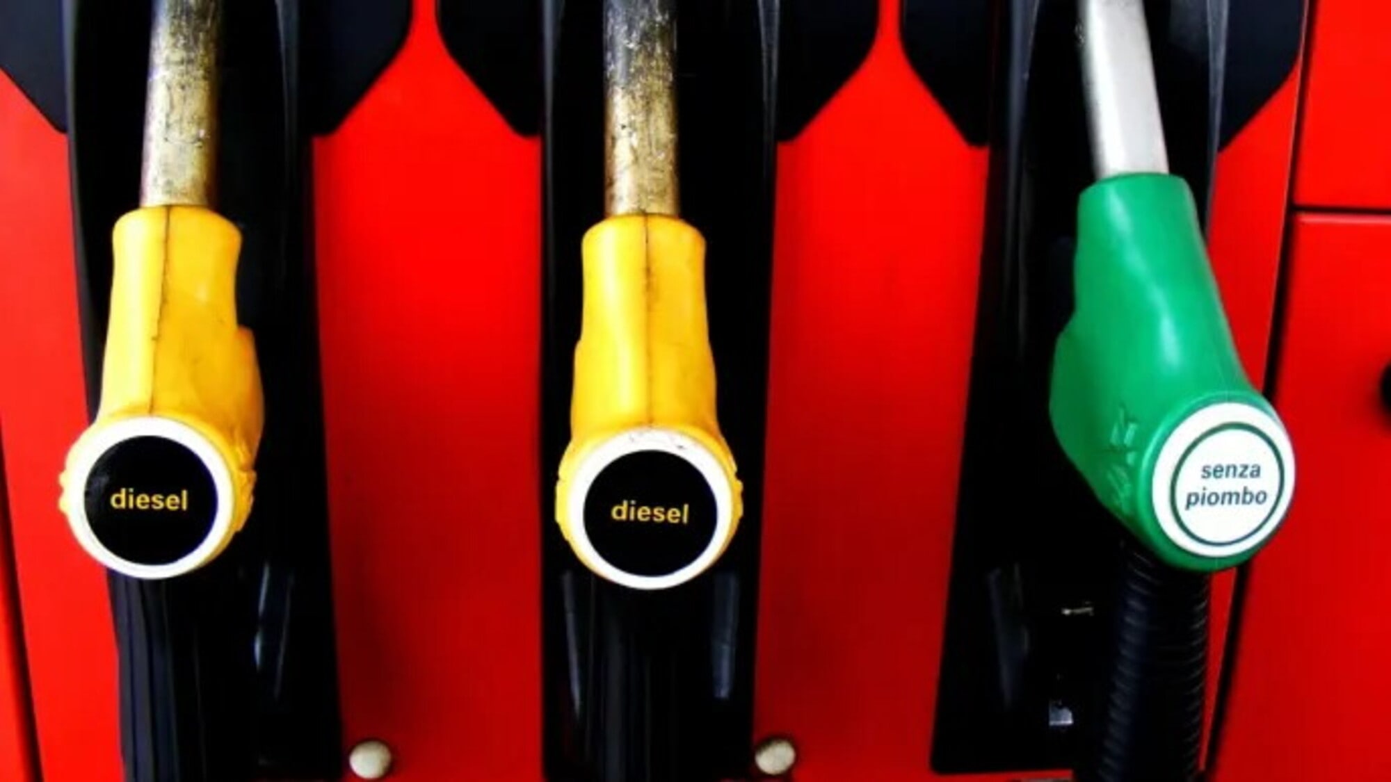 Prezzi benzina in Europa: perché l’Italia regge meglio