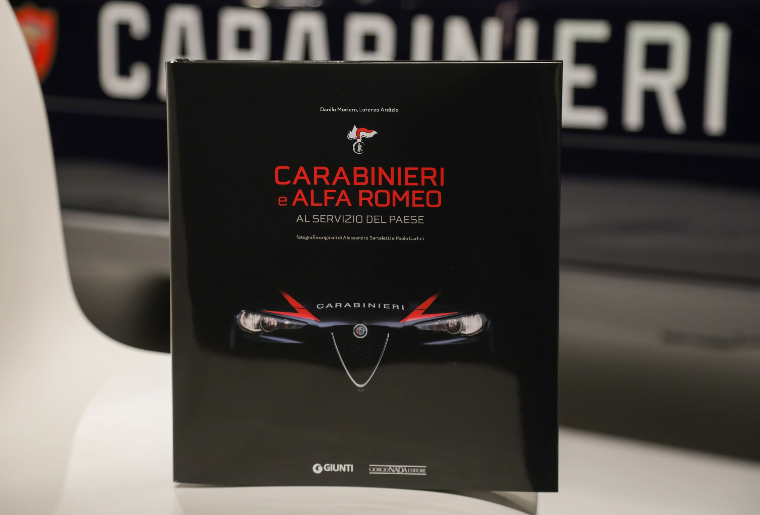 75 anni di Alfa Romeo e Carabinieri, un libro, una storia dell'Italia