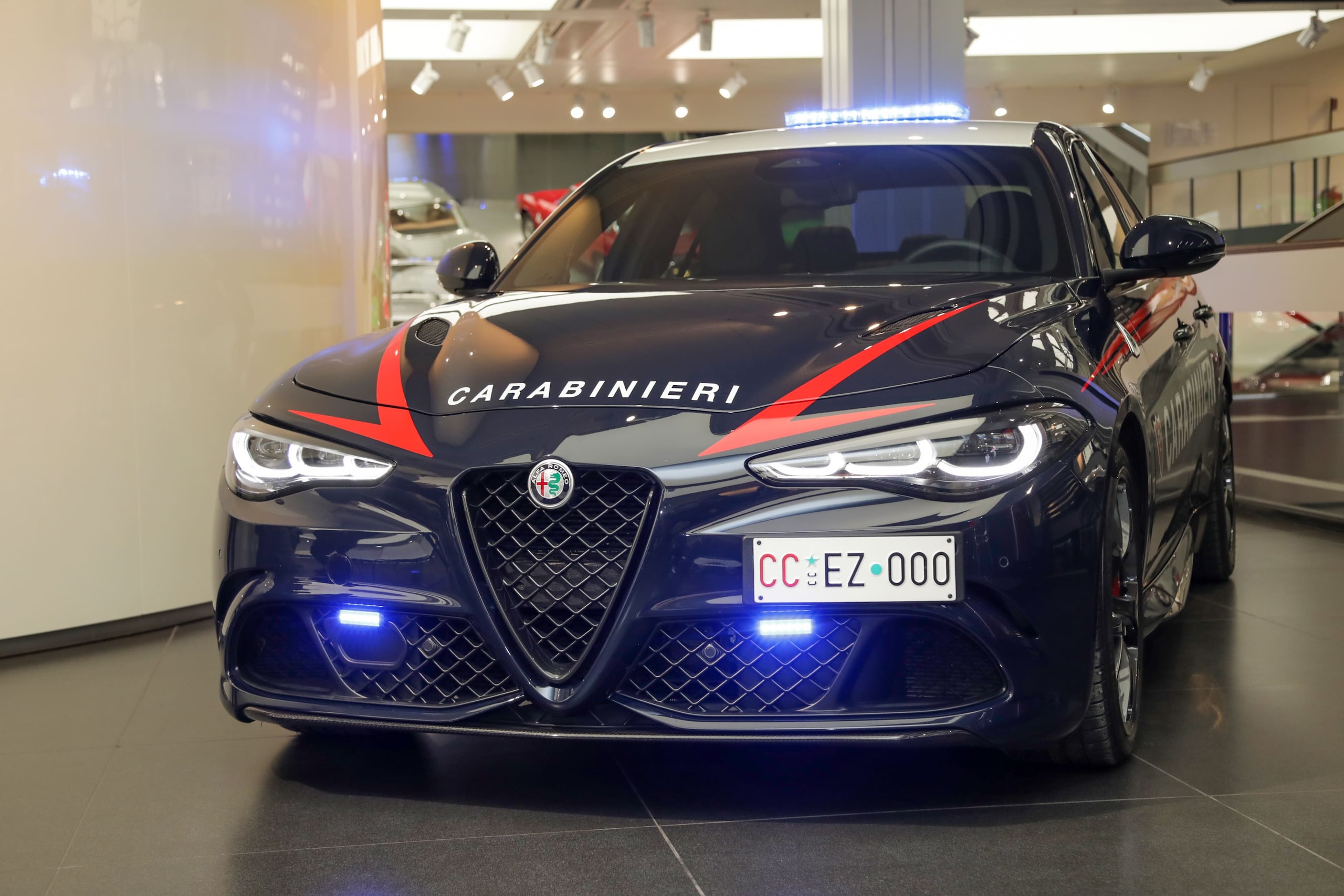 75 anni di Alfa Romeo e Carabinieri, un libro, una storia dell'Italia