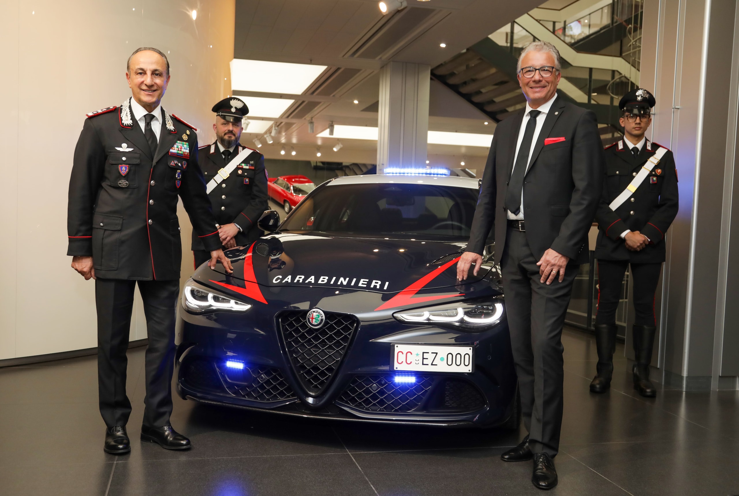 75 anni di Alfa Romeo e Carabinieri, un libro, una storia dell'Italia