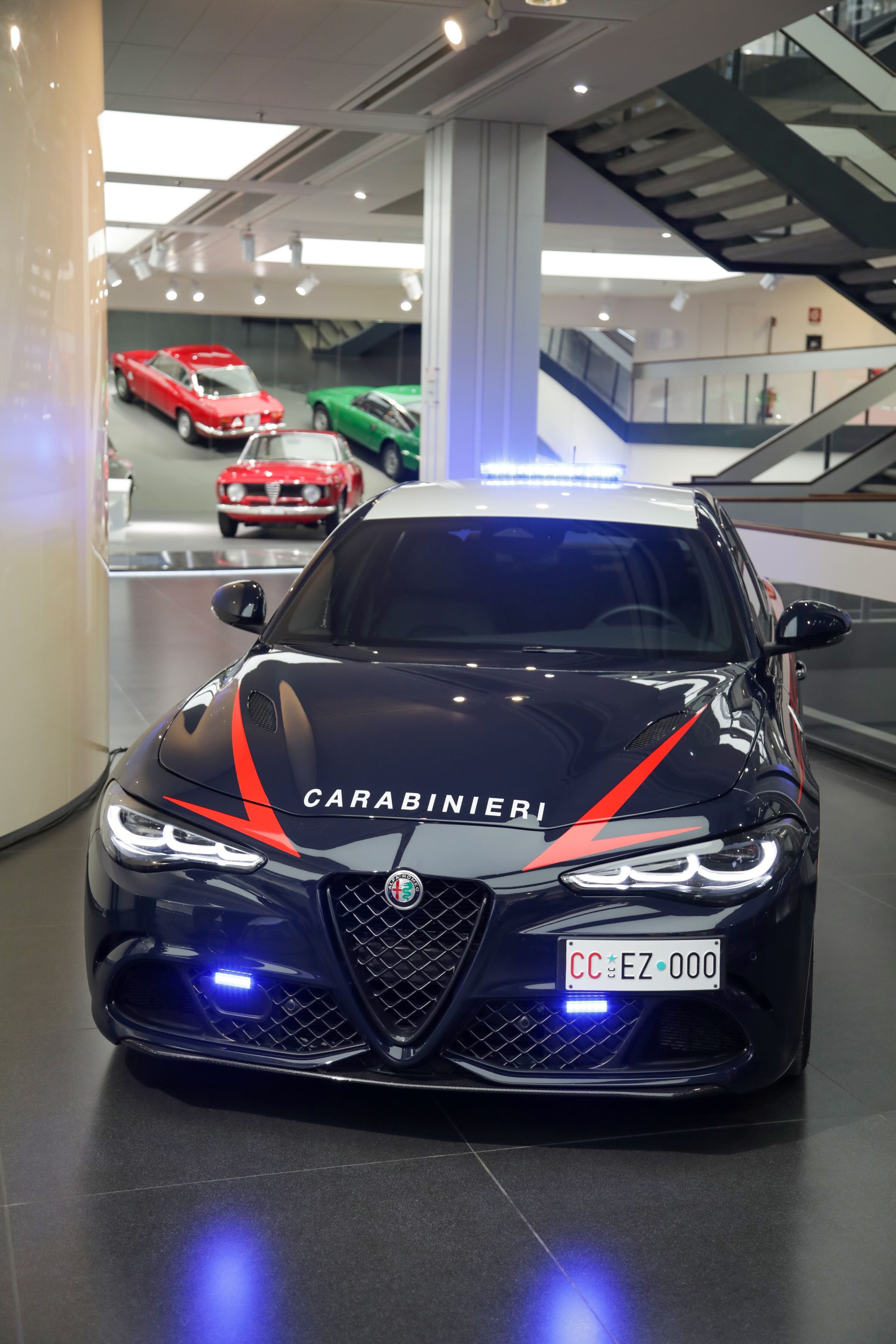75 anni di Alfa Romeo e Carabinieri, un libro, una storia dell'Italia