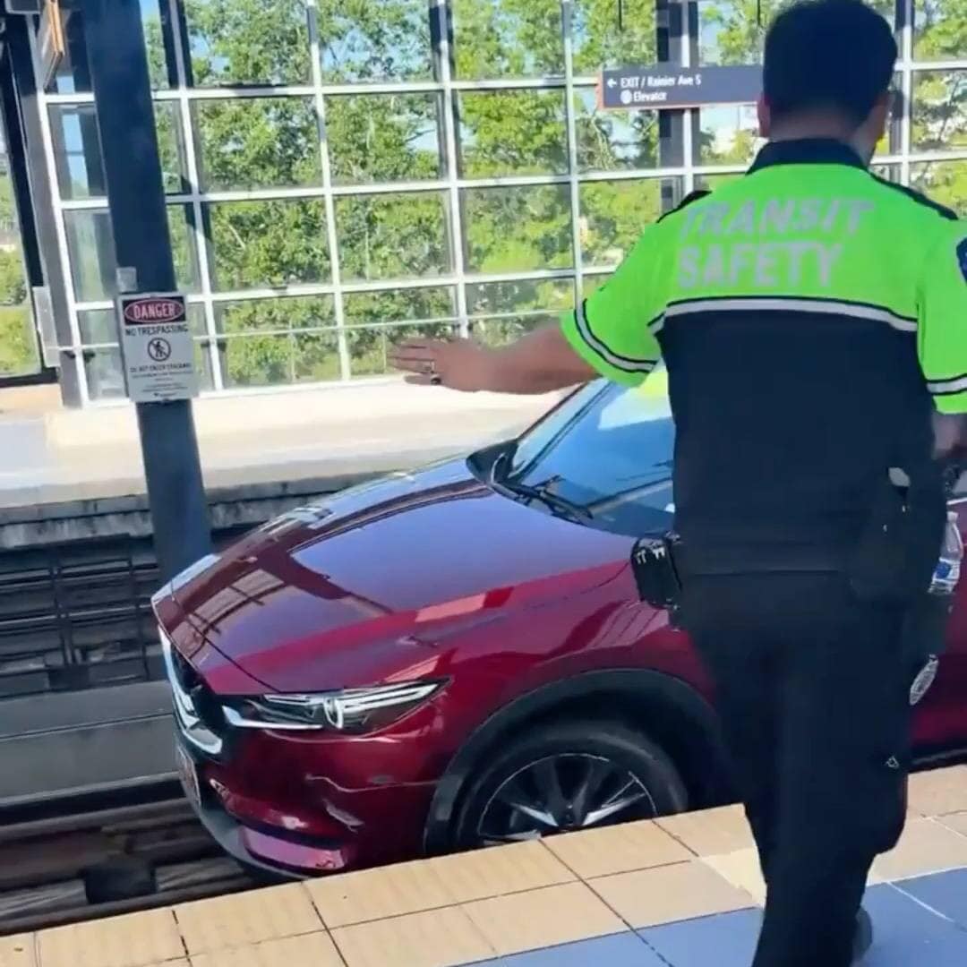 Auto bloccata sui binari, per colpa del navigatore serve la gru