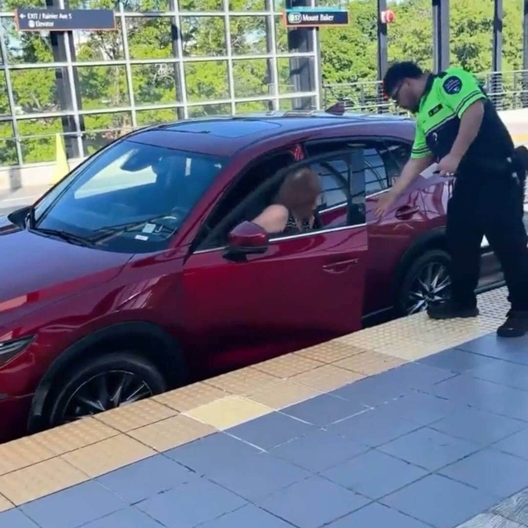 Auto bloccata sui binari, per colpa del navigatore serve la gru