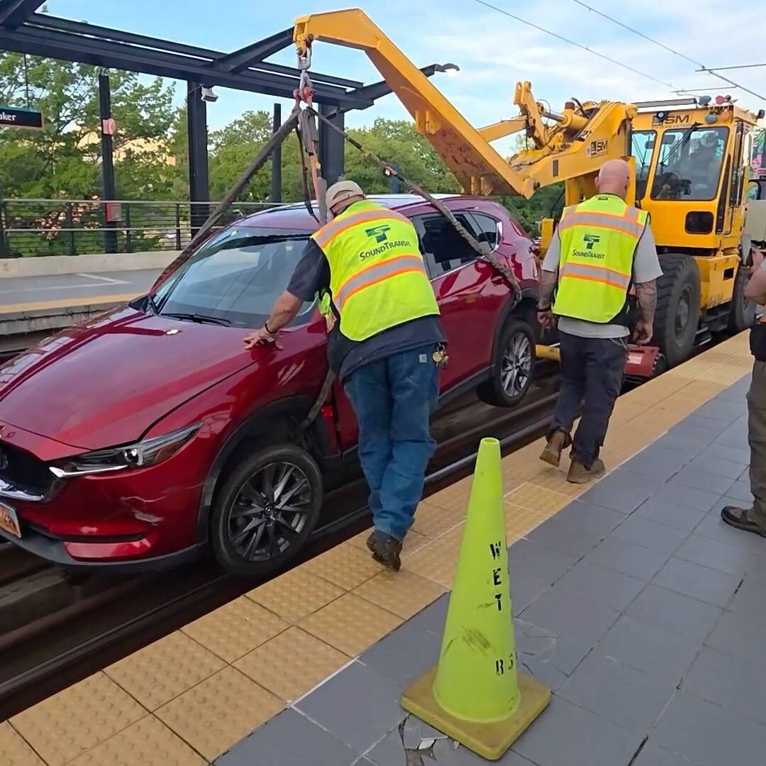 Auto bloccata sui binari, per colpa del navigatore serve la gru